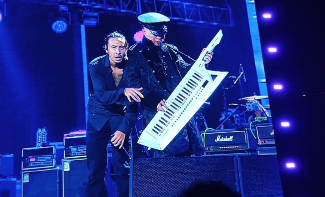 Ahmad Dhani dan Ello di konser Dewa 19. (FTNews)